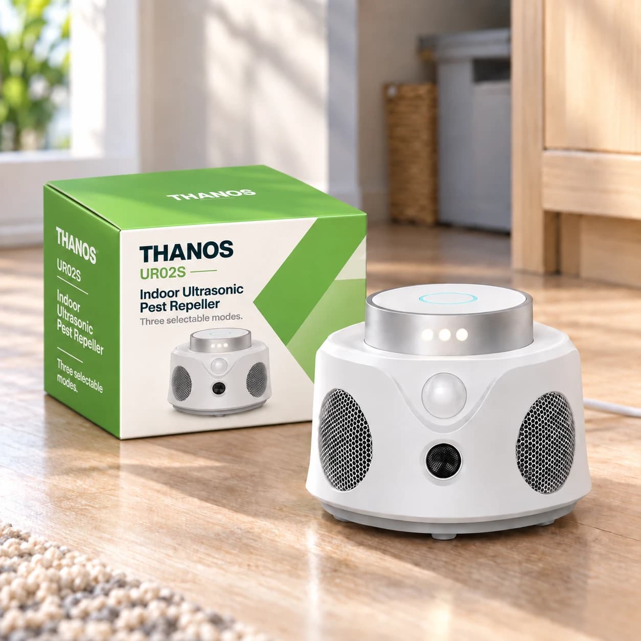 Répulsif à ultrasons THANOS UR02S avec son emballage dans une pièce intérieure